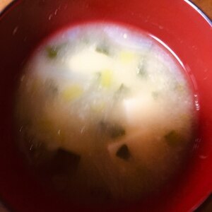 小松菜と油揚げと玉ねぎの　甘い味噌汁